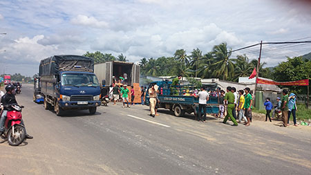 Xe container bốc cháy giữa quốc lộ