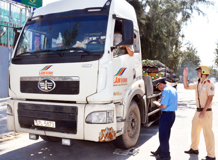 Lập biên bản xử lý một xe chở hàng khủng