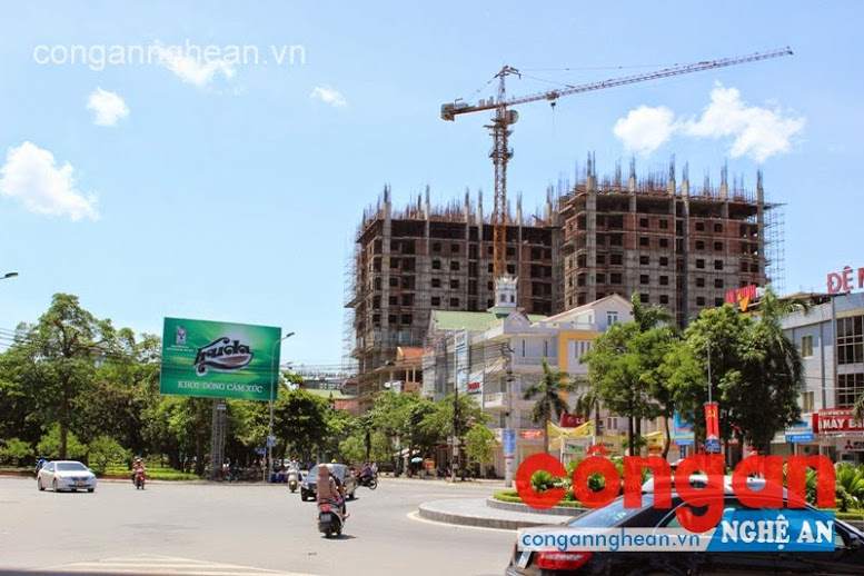 Người dân nơm nớp lo sợ dưới cần cẩu tháp