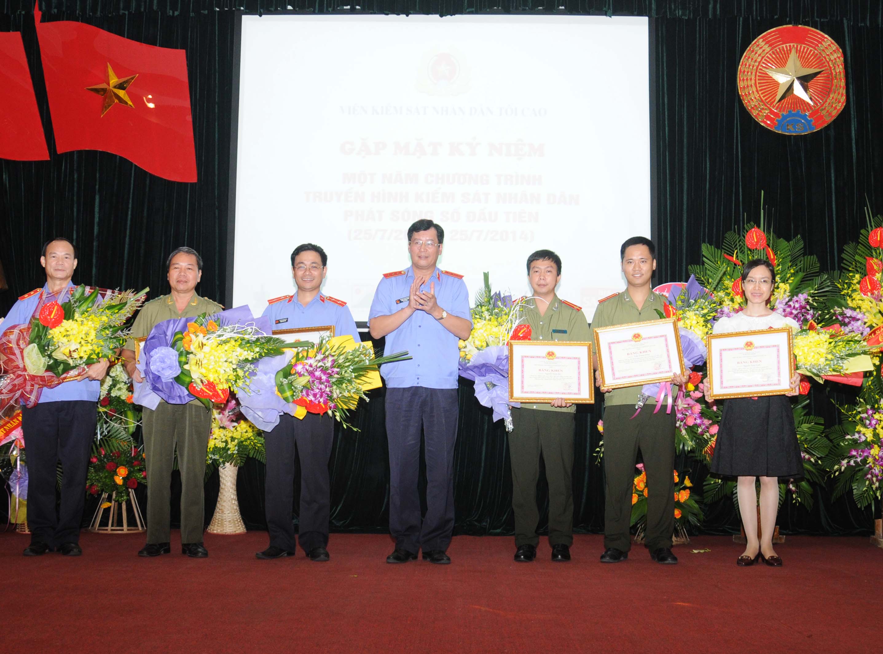 Đồng chí Trần Công Phàn, Phó Viện trưởng VKSNDTC trao Bằng khen của Viện trưởng VKSNDTC cho các tập thể và cá nhân có thành tích