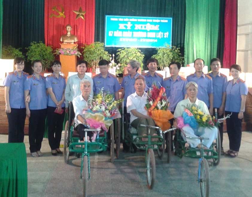  Đoàn đại biểu VKSNDTC trao quà tại Trung tâm.