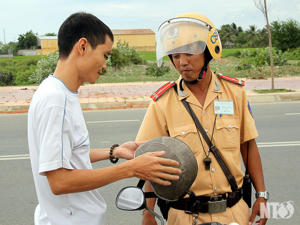 Khó xử lý mũ bảo hiểm dỏm