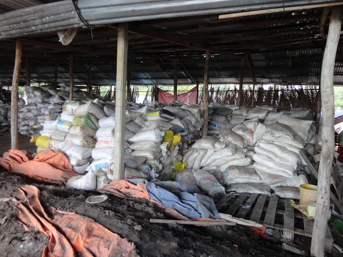 Bắt quả tang một điểm sản xuất phân bón không giấy phép