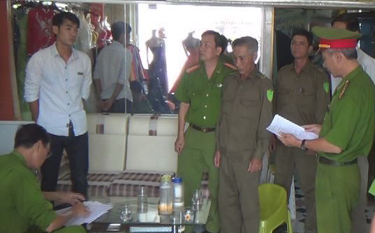 Cơ quan CSĐT CA tỉnh thực hiện lệnh bắt tạm giam, lệnh khám xét bị can Nguyễn Thanh Tuấn.