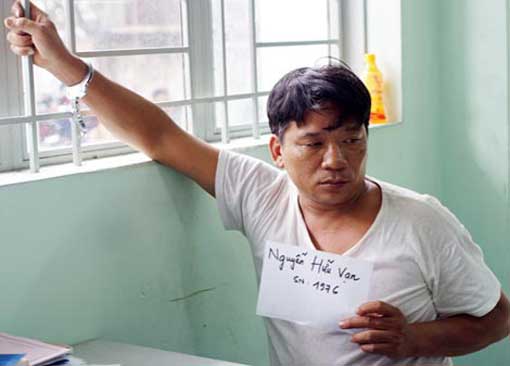 Giải quyết mâu thuẫn bằng… xăng