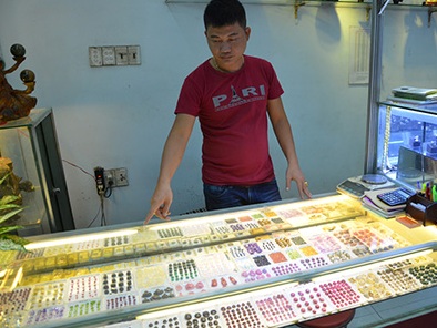 Vợ chồng chủ tiệm vàng bị giật túi đá quý trị giá gần 1,5 tỷ đồng