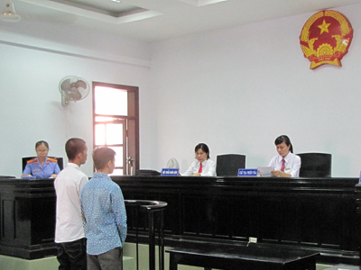 Hám lời bán thử ma túy, 2 bị cáo lãnh án