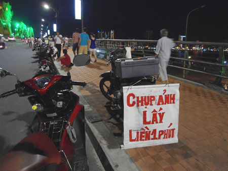 Lộn xộn các dịch vụ ăn theo cầu Rồng