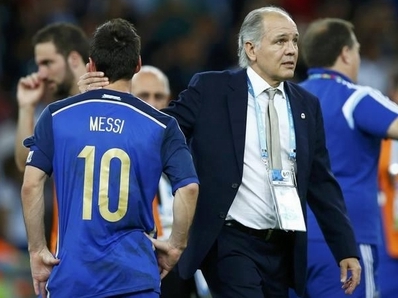 HLV Argentina xin từ chức