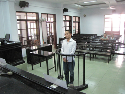 Hầu tòa vì đi xe máy không an toàn