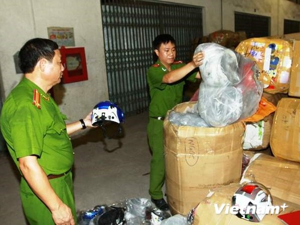 Hà Nội Thu giữ hơn 5 000 mũ bảo hiểm kém chất lượng
