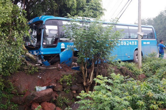 Xe khách mất thắng, 45 hành khách hoảng loạn