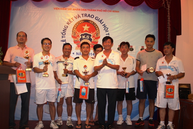 Ông Phạm Văn Gòn trao cúp cho vận động viên đạt thành tích cao trong giải đấu.