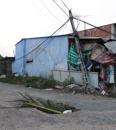 Xe tải tránh hố ga, đâm gãy trụ điện