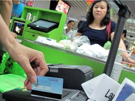 Phí ngân hàng bủa vây các giao dịch