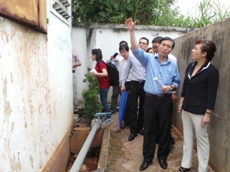 Dân sống trong ổ tiêu chảy cấp kể khổ với Bộ trưởng Y tế