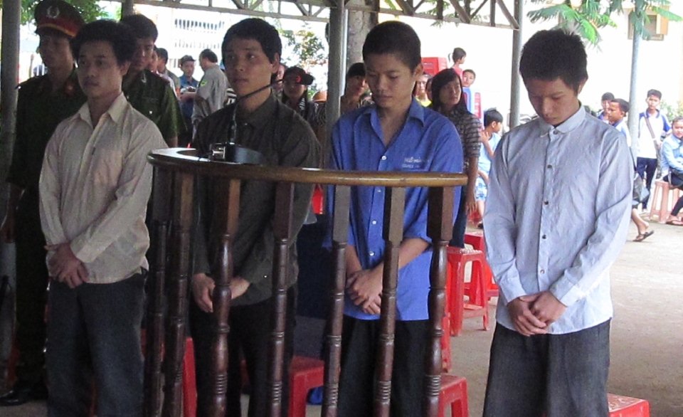 Phạt tù nhóm đối tượng trộm cắp tài sản để có tiền hít keo con chó