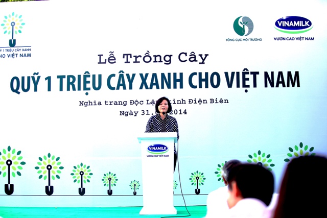 Bà Bùi Thị Hương, Giám Đốc Đối Ngoại Vinamilk chia sẻ những tâm huyết của Vinamilk thông qua các hoạt động xã hội, đặc biệt là Quỹ 1 triệu cây xanh cho Việt Nam