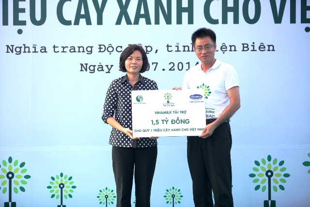 Bà Bùi Thị Hương, Giám Đốc Đối Ngoại Vinamilk trao tặng bảng tài trợ cây xanh tượng trưng cho ông Trần Phong, đại diện Tổng cục môi trường – Bộ Tài Nguyên & Môi Trường.