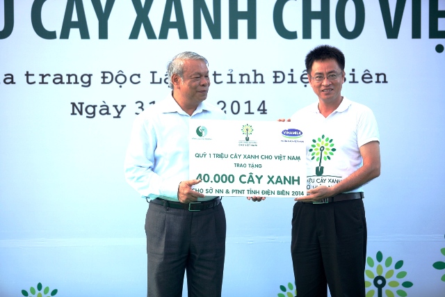 Ông Trần Phong, Giám Đốc Trung tâm Đào tạo và truyền thông môi trường - Tổng cục Môi trường trao bảng tài trợ tượng trưng 40.000 cây xanh cho đại diện Sở Nông Nghiệp và Phát triển nông thôn tỉnh Điện Biên.