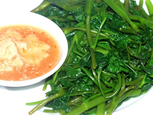 Một người chết, 3 người nguy kịch vì ăn rau muống chấm chao