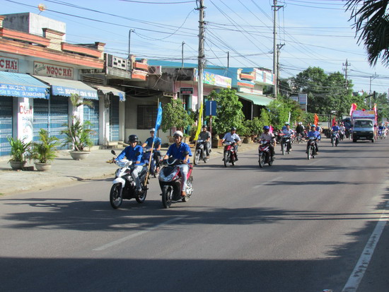 Tuyên truyền Luật Giao thông đường bộ bằng tờ rơi