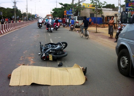 Va quẹt xe máy, một người chết thảm