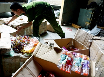 Hà Nội Phát hiện 2 kho hàng lậu gần chợ Đồng Xuân