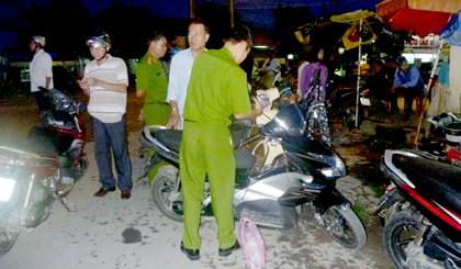 Dùng dao giải quyết mâu thuẫn, 2 đối tượng bị truy bắt