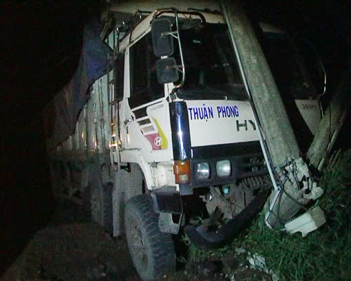 Xe tải đối đầu trụ điện, gây mất điện trên diện rộng