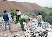 Bắt vụ đổ bậy hàng chục tấn rác thải công nghiệp