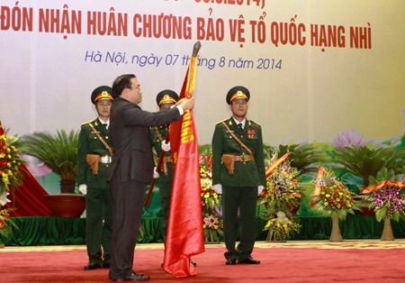 Phó Thủ tướng Hoàng Trung Hải trao Huân chương Bảo vệ Tổ quốc hạng Nhì cho Cục Cứu hộ, cứu nạn – Bộ Quốc phòng - Ảnh: VGP/Nguyên Linh
