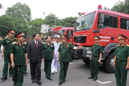 Phó Thủ tướng Hoàng Trung Hải tham quan trang thiết bị, hậu cần lực lượng cứu hộ, cứu nạn- Ảnh: VGP/Nguyên Linh