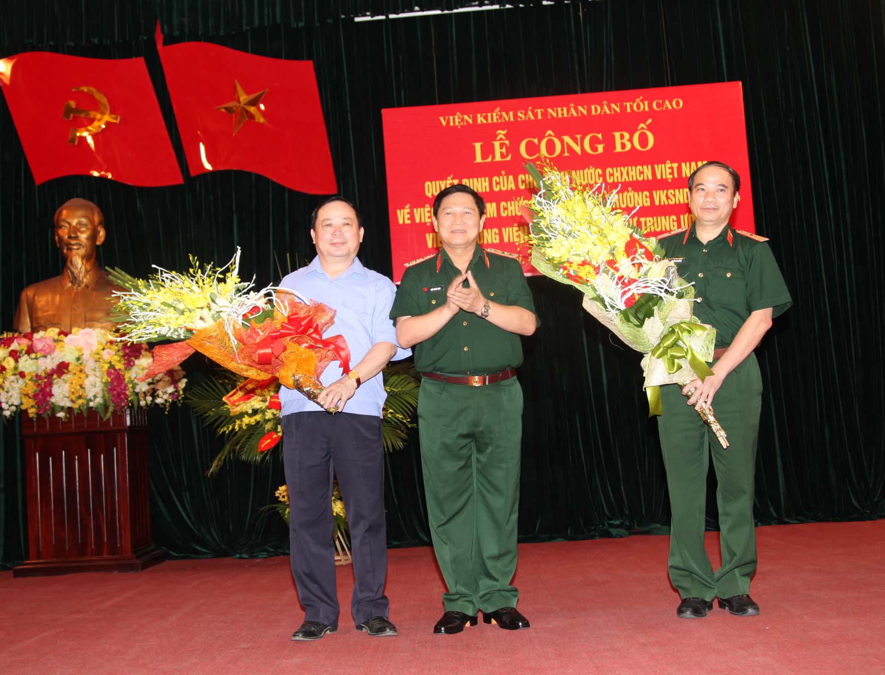 Thượng tướng Ngô Xuân Lịch, Chủ nhiệm Tổng cục chính trị QĐND Việt Nam tặng hoa cho đồng chí Trần Phước Tới và đồng chí Nguyễn Văn Khánh tại buổi Lễ