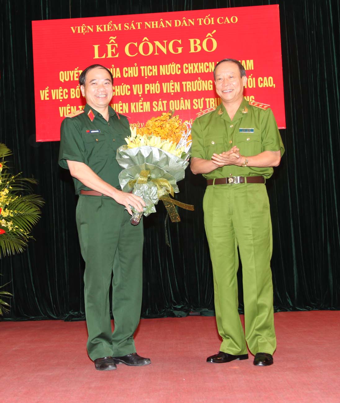 Đồng chí Lê Quý Vương, Ủy viên trung ương đảng, Thứ trưởng Bộ Công an tặng hoa chúc mừng đồng chí Nguyễn Văn Khánh tại buổi Lễ