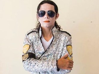 Tiêm axit vào mặt cho giống Michael Jackson