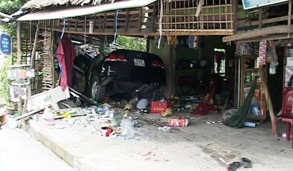 Ô tô đâm vào nhà dân, 1 người chết, 2 người bị thương nặng