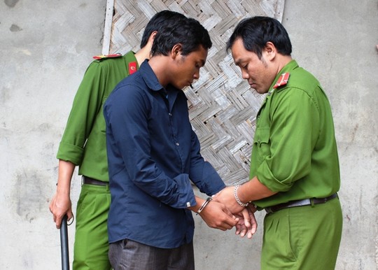 Nhờ về nhà trông con, hiếp dâm bé gái 13 tuổi