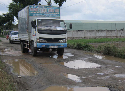 Xe tải né trạm thu phí, cày nát đường liên thôn