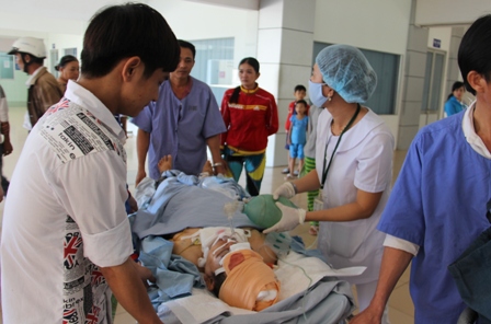 Vợ chồng chủ quán bị hành hung phải nhập viện điều trị