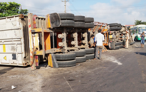 Xe container lật trên QL 1A