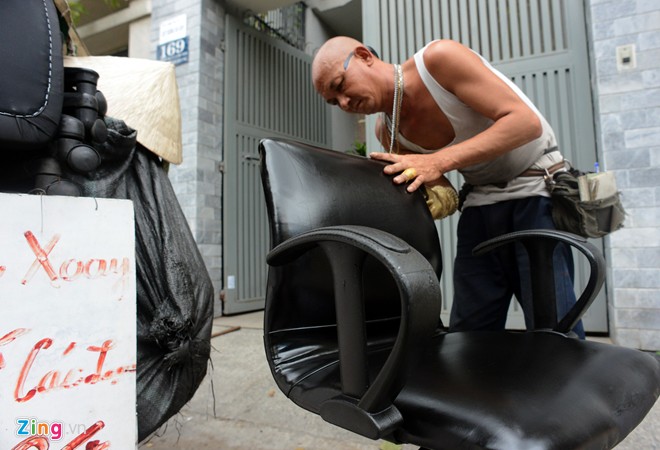 Tiệm sửa ghế di động của ông Tuấn trọc ở Sài Gòn