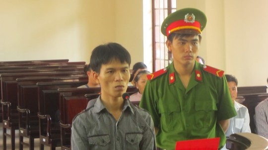 Lùng bắt các cô gái về đánh đập, hiếp dâm