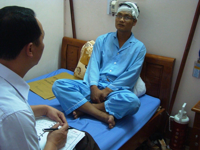 Bệnh nhân Lê Huy Bình bị đánh đang nằm điều trị tại bệnh viện