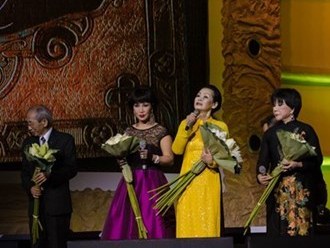 Hoãn liveshow Khánh Ly vì tiền tác quyền