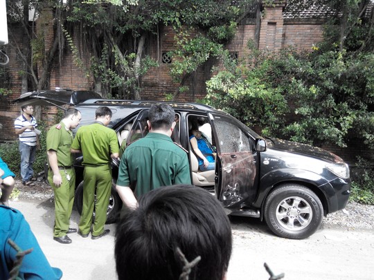 Đôi nam nữ chết trong xe ôtô, trên người có nhiều vết đạn