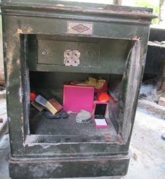 Két sắt không cánh mà bay