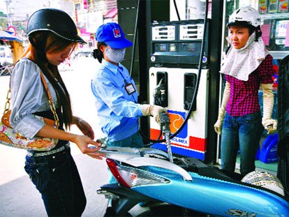 Giá xăng giảm tiếp gần 600 đồng mỗi lít