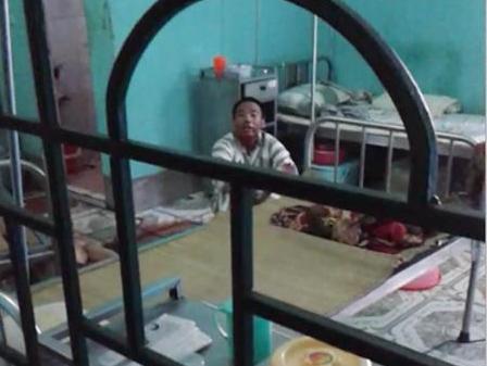 Phạm nhân giết chết bạn tù, cố thủ trong buồng bệnh