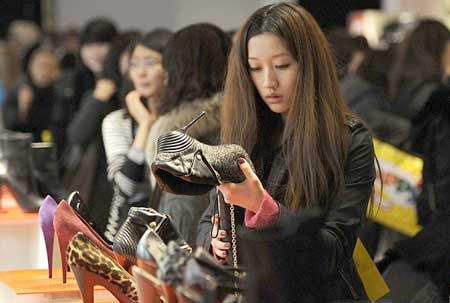 Mặc sành điệu, mặt dày phấn mới được mua hàng hiệu